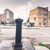 Salutiamo i due venditori e proseguiamo su via Omodeo, fino a incrociare sulla destra prima una delle poche storiche cape de fiirre (fontane di ferro) presenti ancora in citt�...